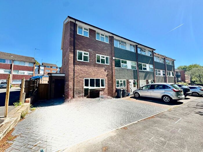 3 Bedroom End Of Terrace House For Sale In Falconers Road, Luton, LU2