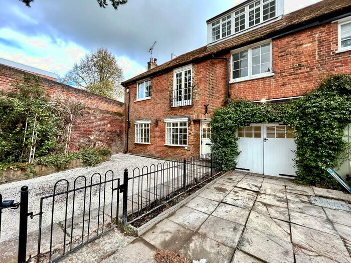 3 Bedroom House To Rent In Stanmore Hill, Stanmore, HA7