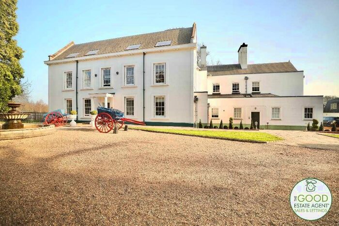 2 Bedroom Flat For Sale In Suttons Manor House, Stapleford Tawney, RM4