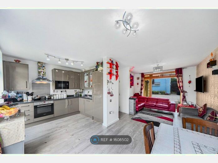 3 Bedroom Semi-Detached House To Rent In Edison Court, London, SE10