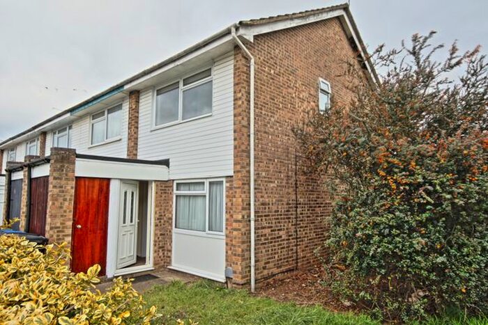 2 Bedroom Terraced House To Rent In Oakfield, Knaphill, Woking, GU21