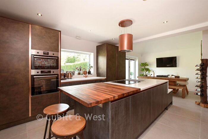 4 Bedroom Chalet For Sale In Mount Avenue, Chaldon, Caterham, Surrey, CR3