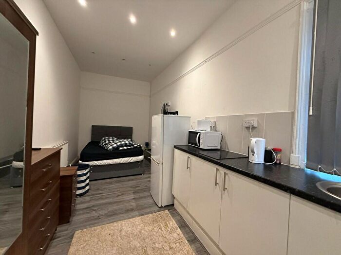 Studio To Rent In High Street, Smethwick, West Midlands, B66