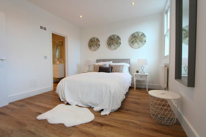 2 Bedroom Flat To Rent In The Broadway, London, SW19