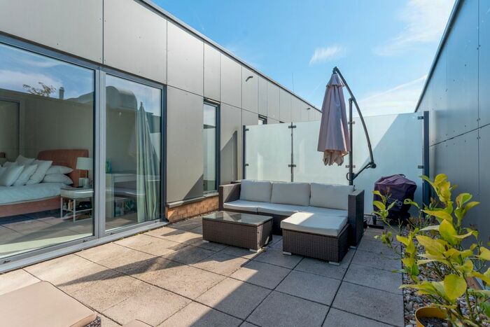 2 Bedroom Flat To Rent In Penrose Court, Boundaries Road, Balham, SW12