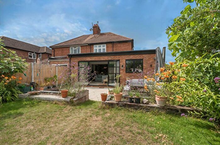 3 Bedroom Semi-Detached House For Sale In Queens Road, Thame, OX9