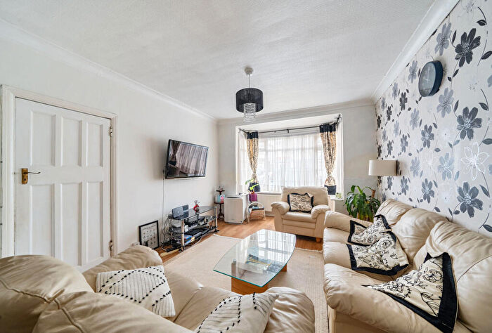 3 Bedroom End Of Terrace House For Sale In Meadowbank Road, Kingsbury, London, NW9