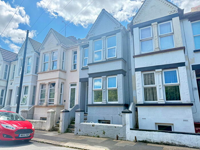 3 Bedroom Terraced House For Sale In Close To Main Line Train Station, Perfect For First Time Buyers - Ferndale Road Gillingham, ME7