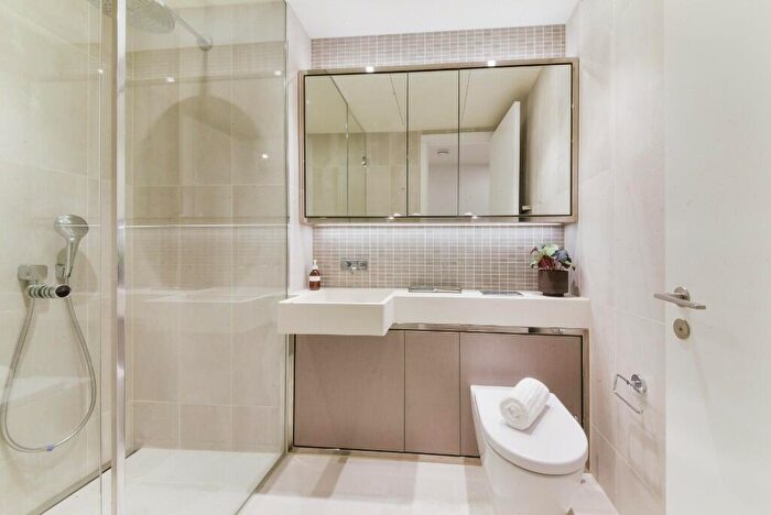 2 Bedroom Apartment To Rent In George Street, London, E14