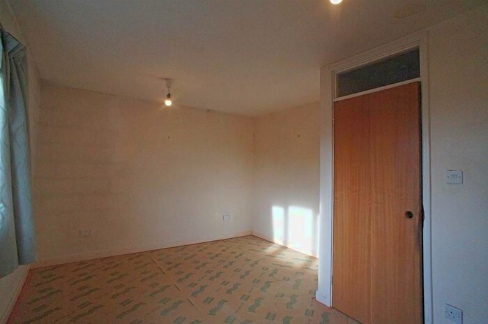 2 Bedroom House For Sale In Greenbank Close, North Chingford, E4