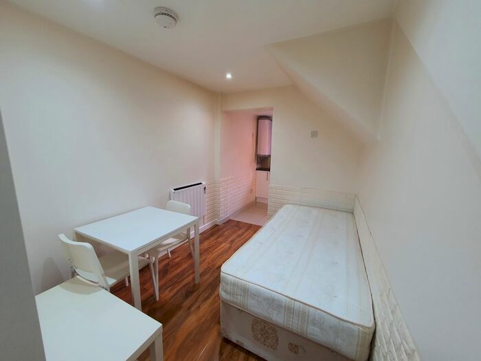 Studio To Rent In Clements Road, Ilford, IG1