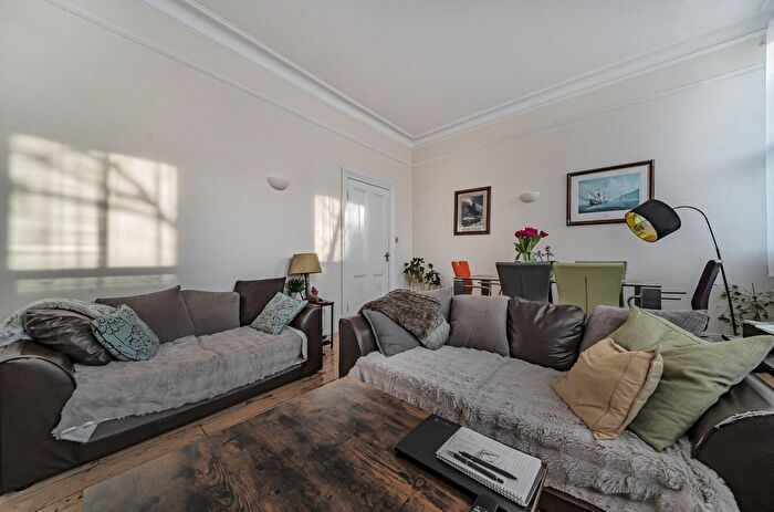 2 Bedroom Flat For Sale In Geraldine Road, London, SW18