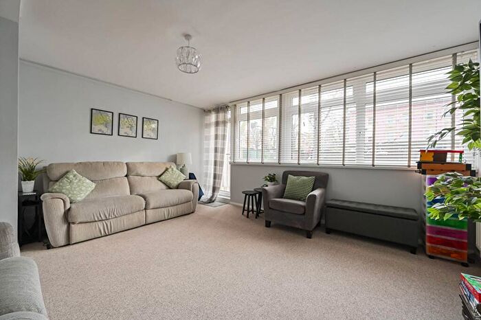 3 Bedroom Maisonette To Rent In Mile End Road, Mile End, London, E3