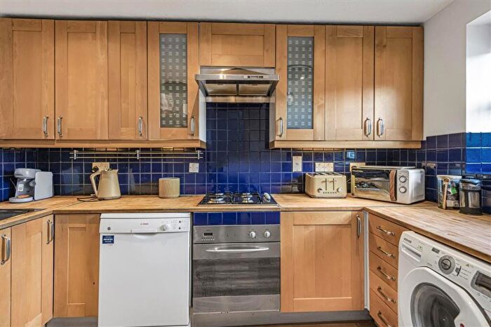 1 Bedroom Flat For Sale In Dovecote Gardens, East Sheen, SW14