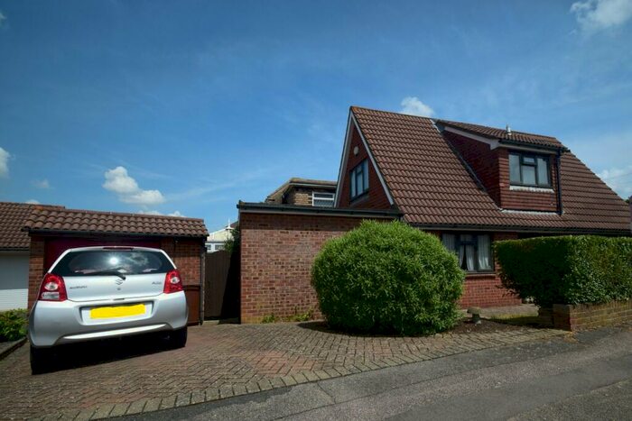 3 Bedroom Chalet For Sale In Norman Close, Wigmore, Gillingham, ME8