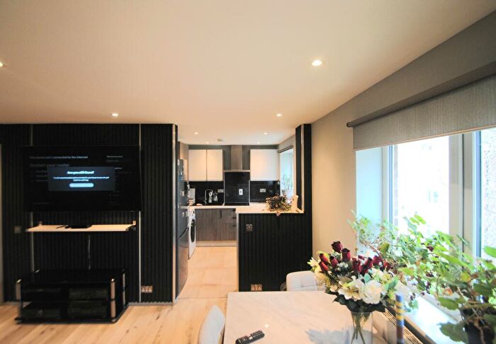 2 Bedroom Flat For Sale In Queen Mary Avenue, Tilbury, RM18