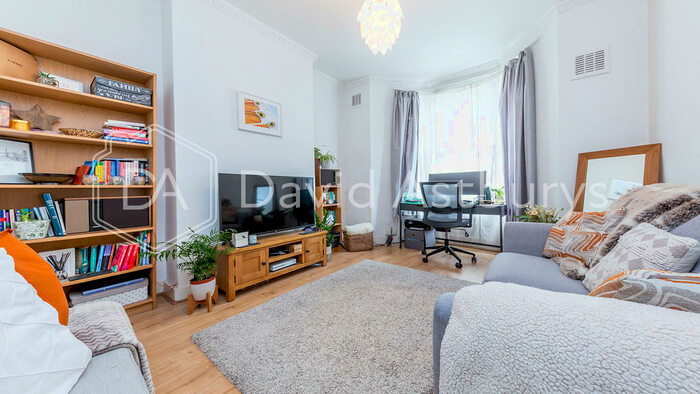 2 Bedroom Ground Flat To Rent In Fairbridge Road, Archway, London, N19