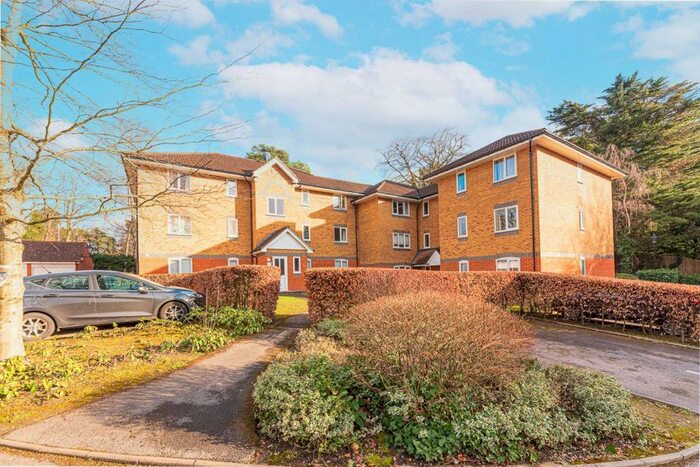 2 Bedroom Flat To Rent In Masefield Gardens, Crowthorne, RG45
