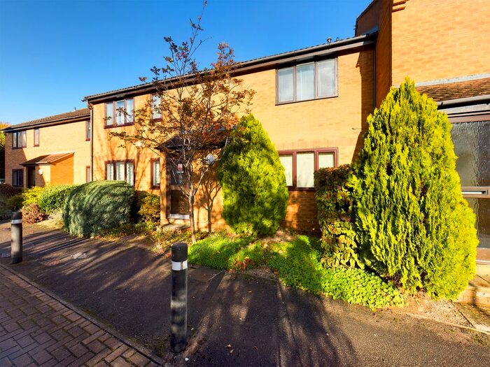 1 Bedroom Flat For Sale In Knaves Hollow, Wooburn Moor, High Wycombe, Buckinghamshire, HP10