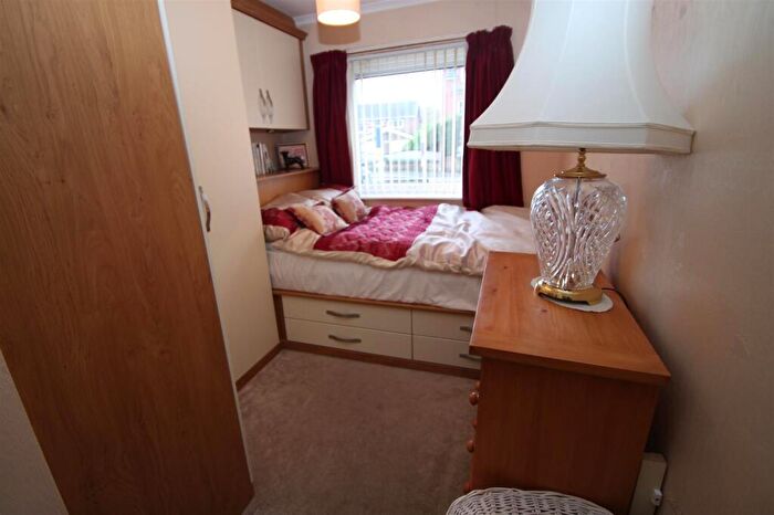2 Bedroom Apartment For Sale In Milbrook Court, Halesowen, B63