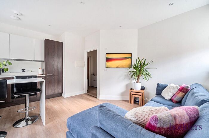 1 Bedroom Flat For Sale In Portman House, Guildford Street, Chertsey, Surrey, KT16