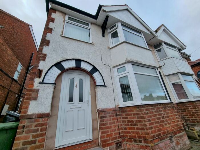 4 Bedroom Semi-Detached House To Rent In The Close, Leamington Spa, CV31