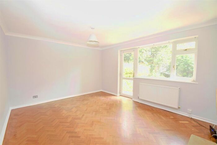 2 Bedroom Maisonette To Rent In Sussex Close, St Margarets, Twickenham, TW1