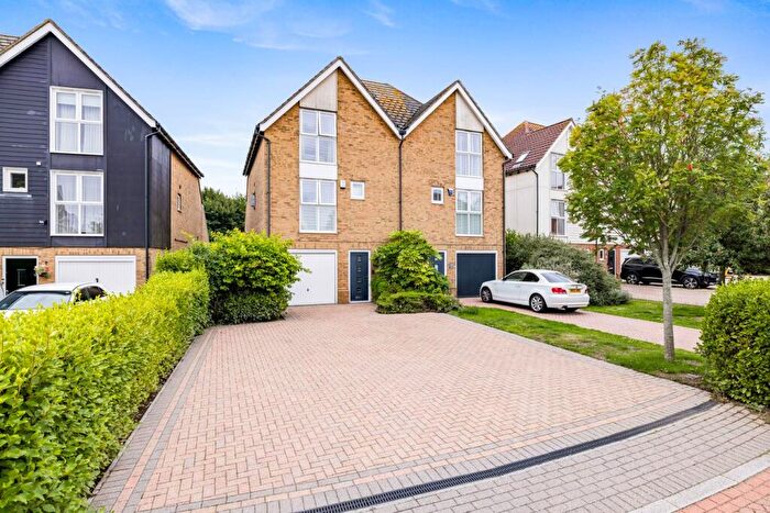 3 Bedroom Semi-Detached House For Sale In Paxton Avenue, Hawkinge, Folkestone, CT18