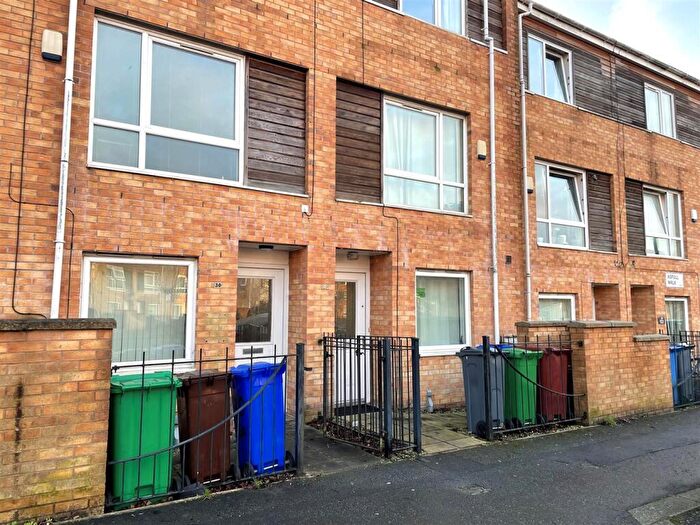 1 Bedroom Town House To Rent In Aspull Walk, Manchester, M13
