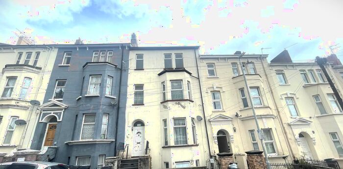 2 Bedroom Flat To Rent In Clytha Square, Newport, NP20