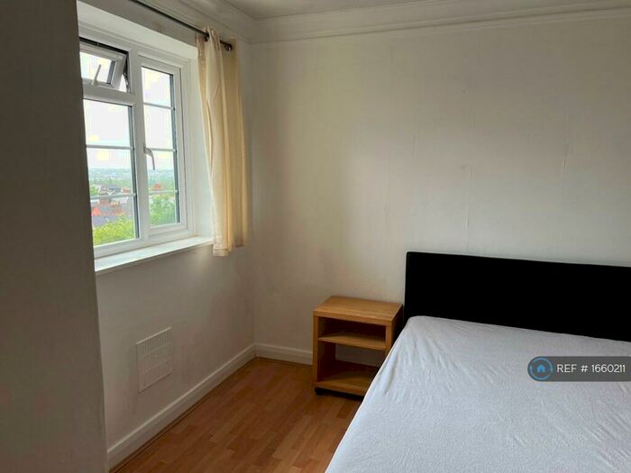 3 Bedroom Flat To Rent In Dorchester Court, London, N10