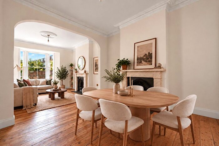 4 Bedroom End Of Terrace House For Sale In Groombridge Road, Hackney, London, E9