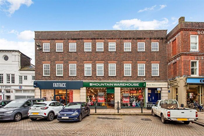 2 Bedroom Flat To Rent In The Square, Petersfield, GU32
