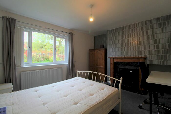 4 Bedroom Semi-Detached House To Rent In Cabell Road, Guildford, GU2