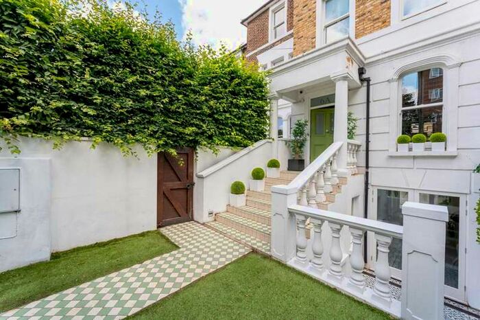 4 Bedroom House To Rent In Cathnor Road, Shepherd's Bush, W12
