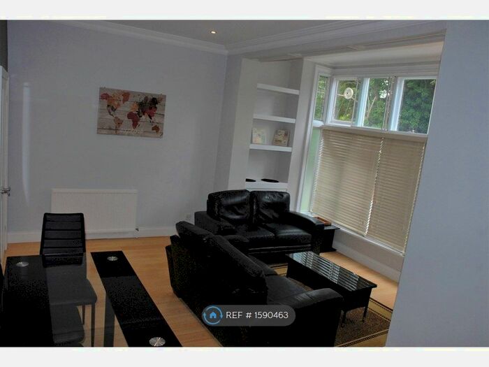3 Bedroom Flat To Rent In Chilbolton, Egham, TW20