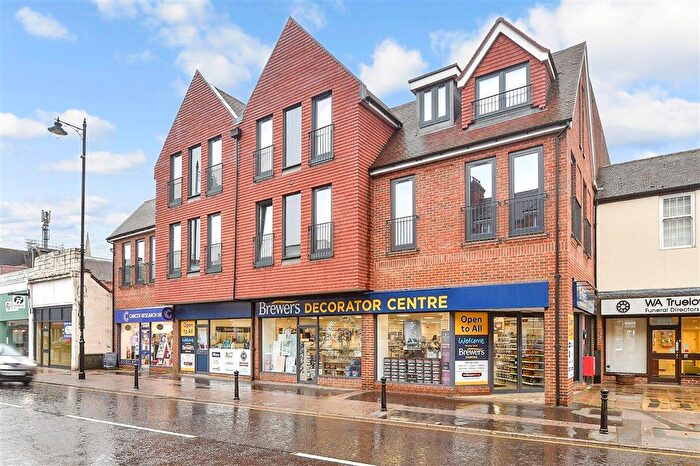 2 Bedroom Flat For Sale In High Street, Dorking, Surrey, RH4