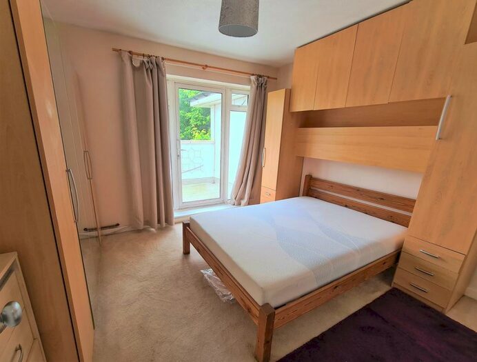 3 Bedroom Flat To Rent In High Road, East Finchley, N2