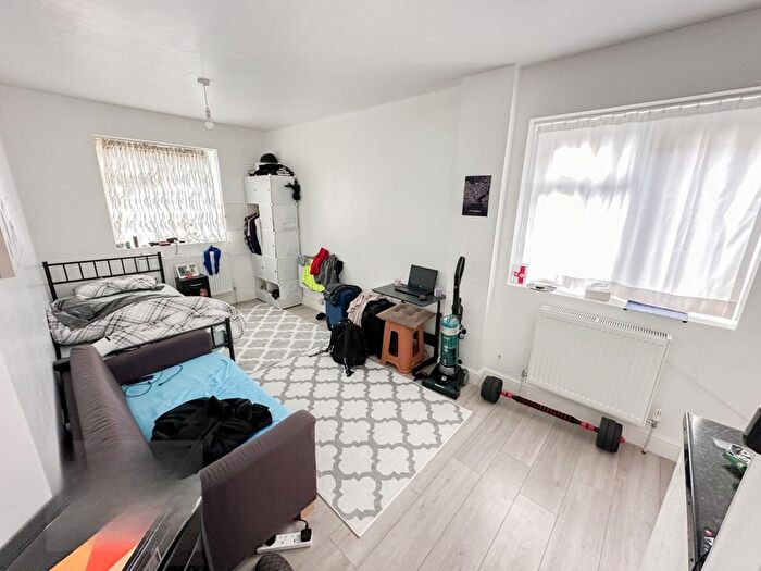 Studio To Rent In Sweet Briar Grove, Edmonton, N9