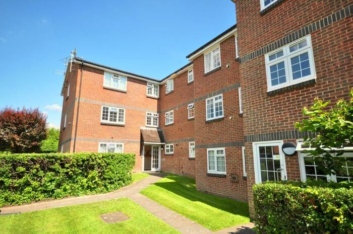 1 Bedroom Flat To Rent In Abbotsbury Court, Horsham, West Sussex, RH13
