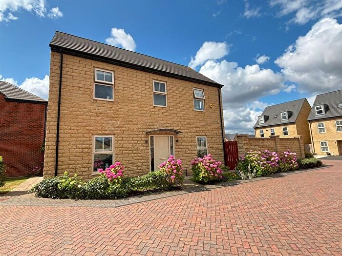 4 Bedroom Detached House For Sale In Hoult Court, Wakefield, WF1