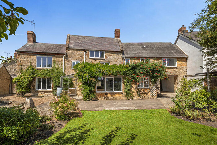 5 Bedroom Detached House For Sale In The Close, Greatworth, OX17
