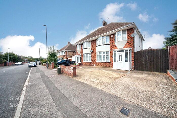 3 Bedroom Semi Detached House For Sale In Kingsdown Avenue, Luton, Bedfordshire, LU2