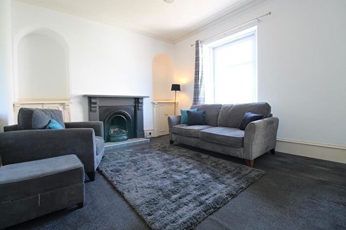 1 Bedroom Flat To Rent In Jasmine Place, Top Left, AB24