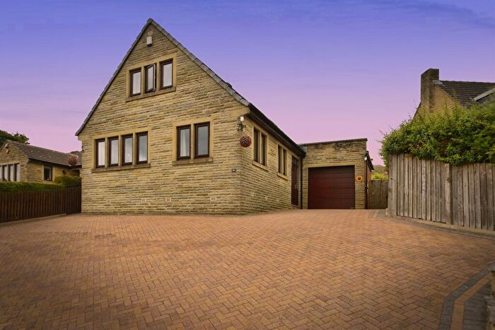 3 Bedroom Detached House For Sale In Rowantree Avenue, Baildon, Shipley, BD17