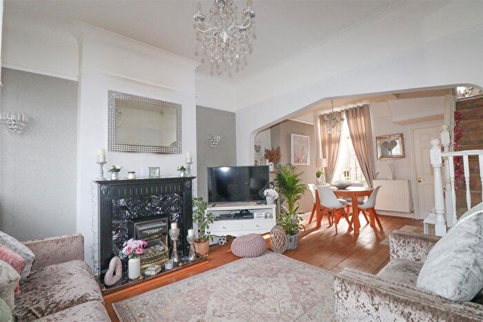 3 Bedroom End Of Terrace House For Sale In Cross Street, Farnborough, GU14