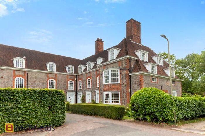 3 Bedroom Flat To Rent In South Square, Hampstead Garden Suburb, NW11
