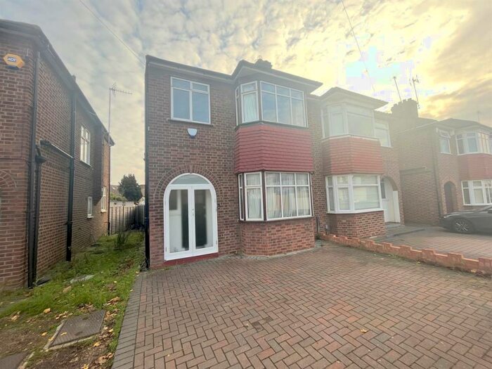 4 Bedroom House To Rent In Amberley Road, Enfield, EN1