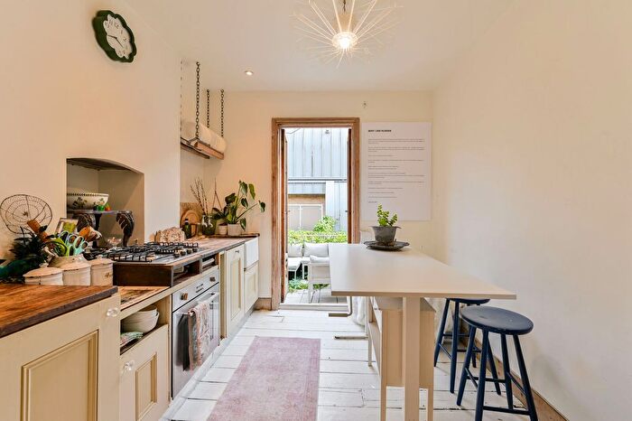 3 Bedroom Flat For Sale In Lavender Hill, Battersea, London, SW11