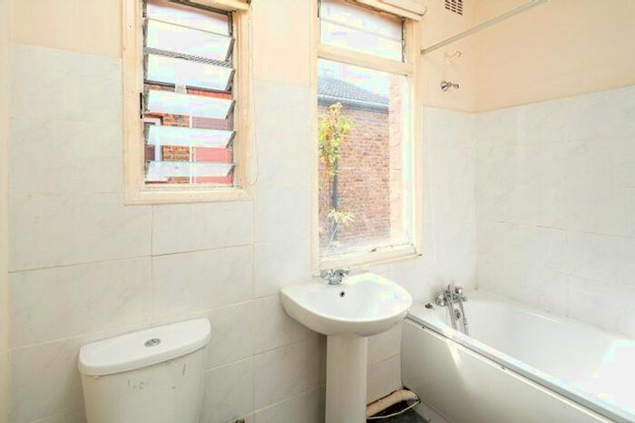 2 Bedroom Flat For Sale In Elmhurst Road, London, N17
